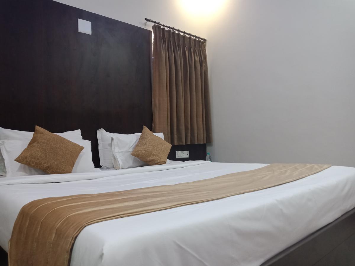 尼雷酒店 Dwārka 外观 照片