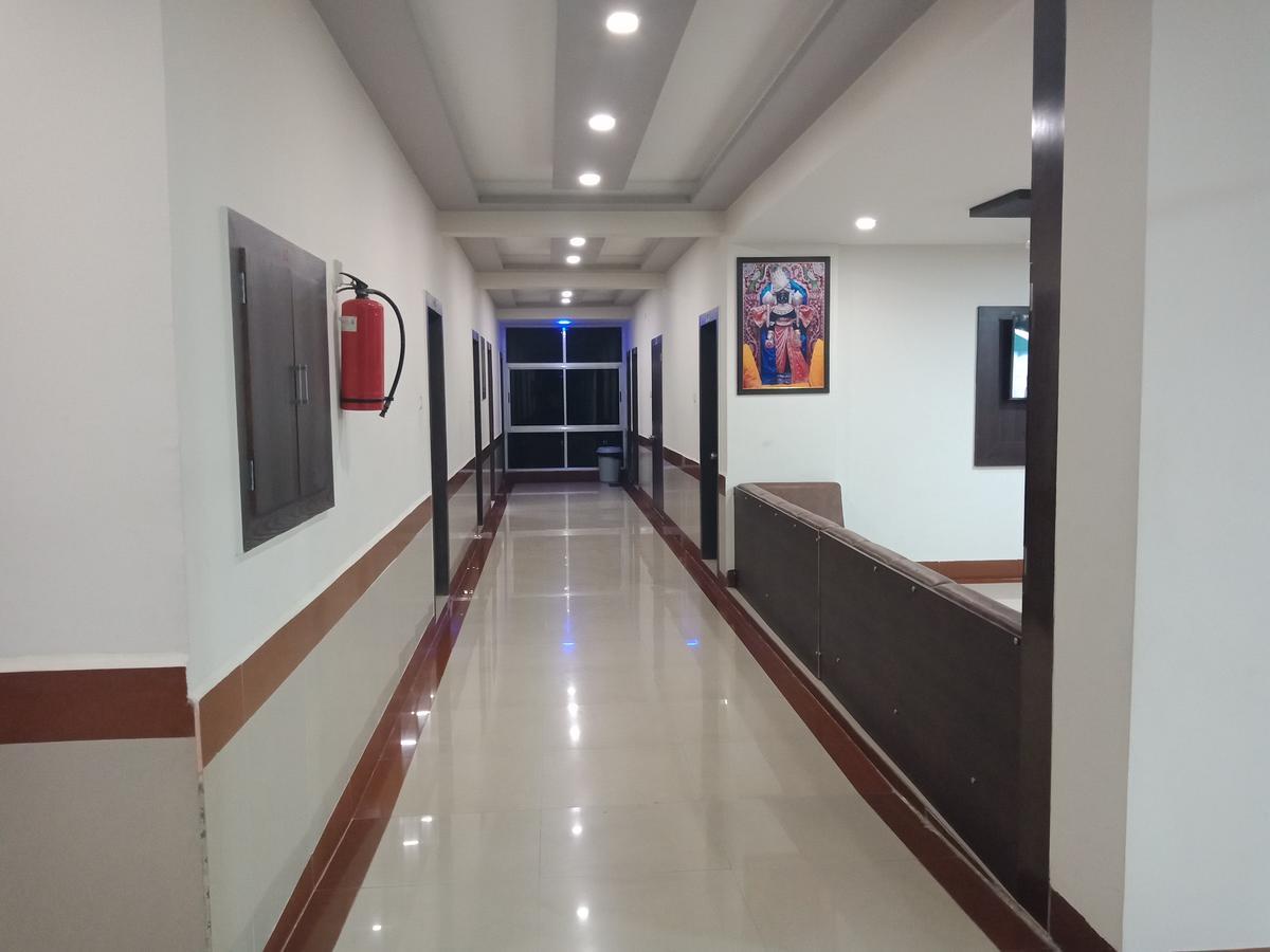 尼雷酒店 Dwārka 外观 照片